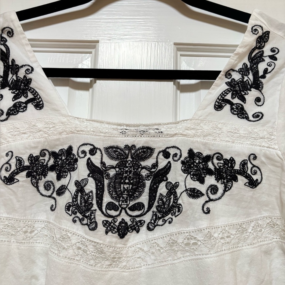🚨4X$25🚨 Suzy Shier White Blouse with Black Embroidery - Picture 4 of 6